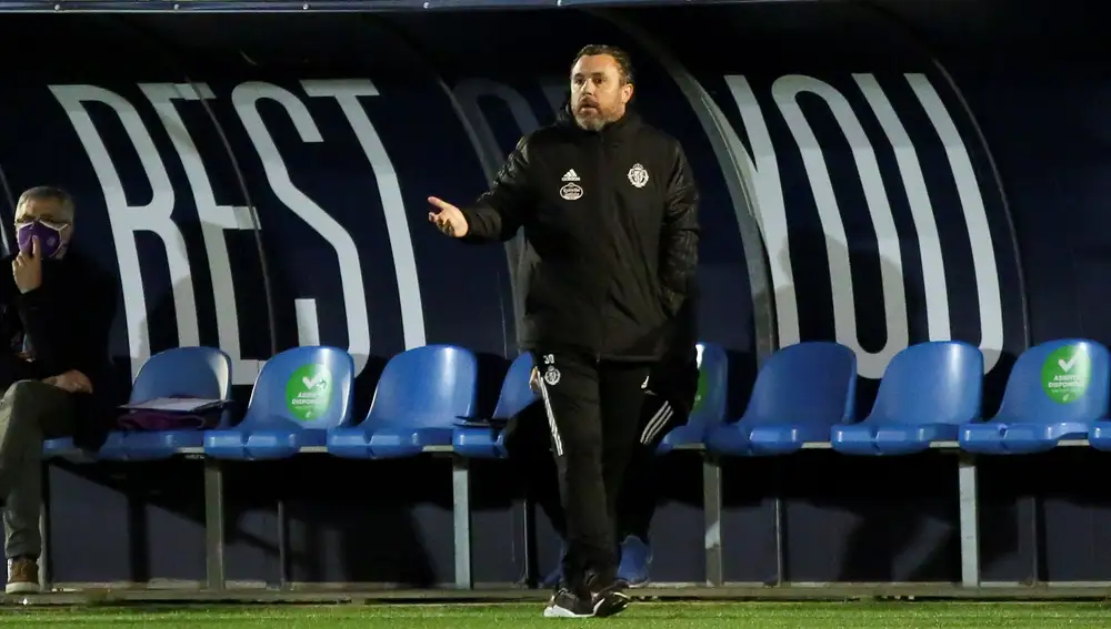 GRAF5745. MARBELLA (MÁLAGA), 05/01/2021.- El entrenador del Valladolid, Sergio González, durante el partido de la Copa del Rey ante el Marbella que disputan esta noche en el Estadio Municipal Antonio Lorenzo Cuevas de Marbella, en Málaga. EFE/Daniel Pérez