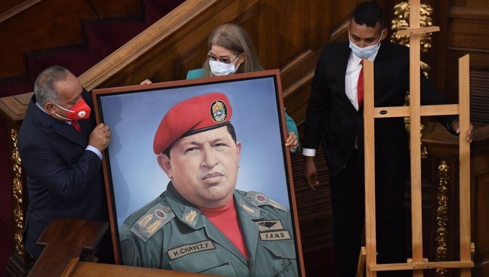 La primera dama, Cilia Flores, y Diosdado Cabello, número dos del chavismo transportan un retrato del fallecido ex presidente Hugo Chávez