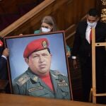 La primera dama, Cilia Flores, y Diosdado Cabello, número dos del chavismo transportan un retrato del fallecido ex presidente Hugo Chávez