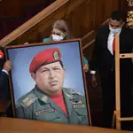 La primera dama, Cilia Flores, y Diosdado Cabello, número dos del chavismo transportan un retrato del fallecido ex presidente Hugo Chávez