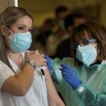 Personal sanitario del Hospital de Sant Pau de Barcelona recibe la vacuna contra la Covid 19, este martes, cuando el Departamento de Salud informa de que se han vacunado ya a 10.475 personas en Cataluña, 2.182 de ellas en las últimas 24 horas
