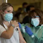 Personal sanitario del Hospital de Sant Pau de Barcelona recibe la vacuna contra la Covid 19, este martes, cuando el Departamento de Salud informa de que se han vacunado ya a 10.475 personas en Cataluña, 2.182 de ellas en las últimas 24 horas