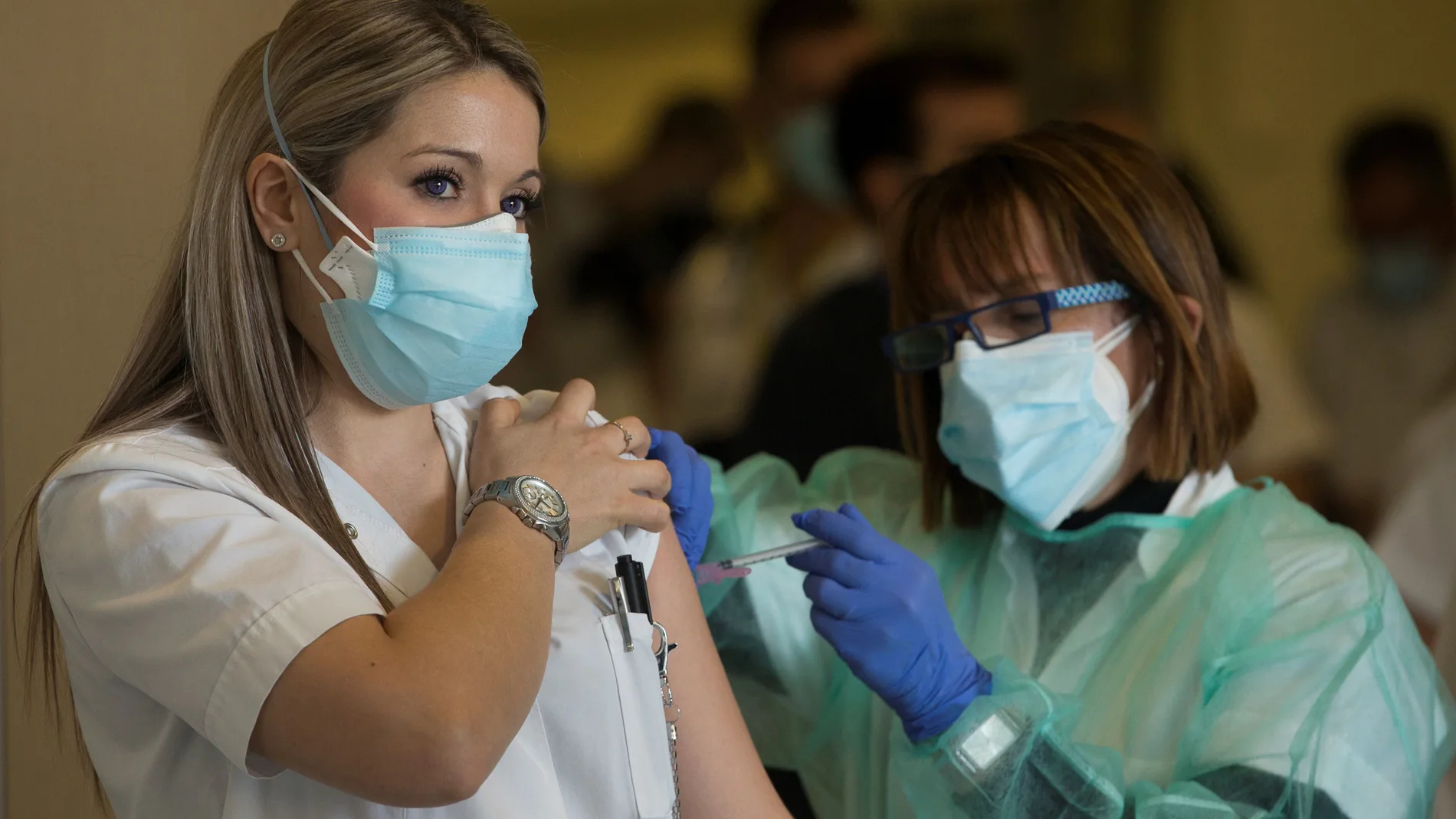 Personal sanitario del Hospital de Sant Pau de Barcelona recibe la vacuna contra la Covid 19, este martes, cuando el Departamento de Salud informa de que se han vacunado ya a 10.475 personas en Cataluña, 2.182 de ellas en las últimas 24 horas