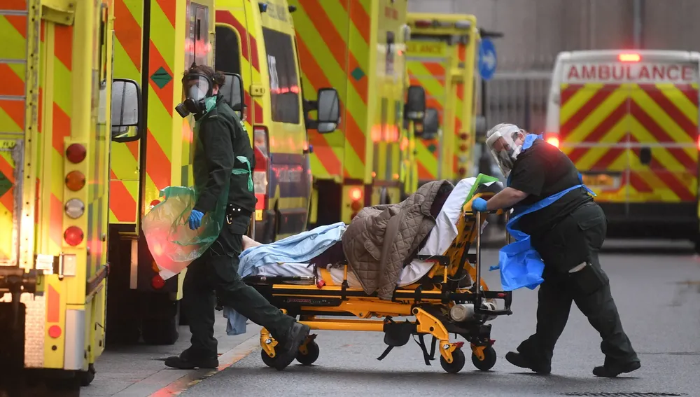 Sanitarios transladan a un paciente de covid en el Royal London Hospital de la capital británica