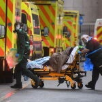 Sanitarios transladan a un paciente de covid en el Royal London Hospital de la capital británica
