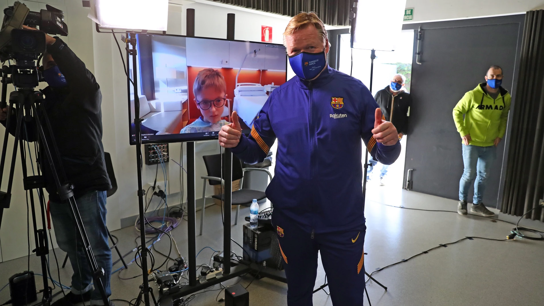 El entrenador del FC Barcelona, Ronald Koeman, en su visita virtual a centros hospitalarios en estas fechas navideñas