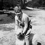 El príncipe Juan Carlos de Borbón, posa con uno de los perros de la Familia Real