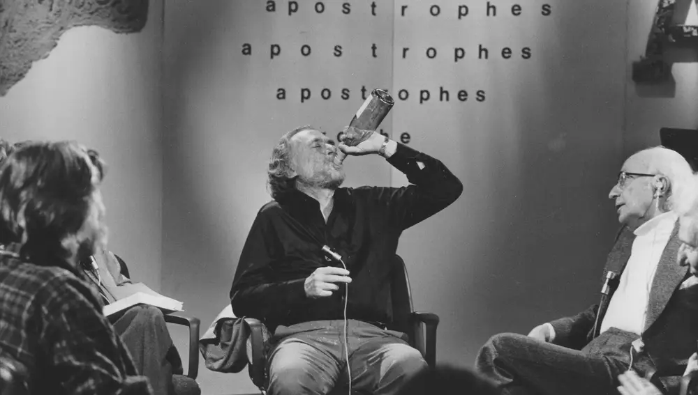 Charles Bukowski bebe en el set del Show &quot;Les Apostrophes&quot;
