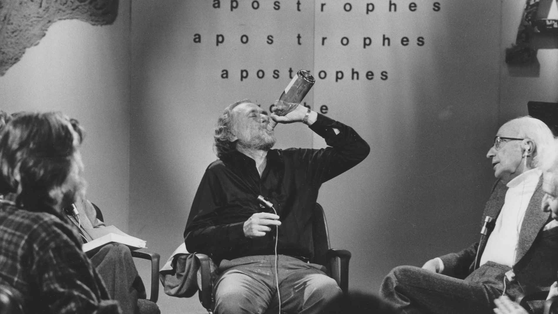 Charles Bukowski bebe en el set del Show "Les Apostrophes"