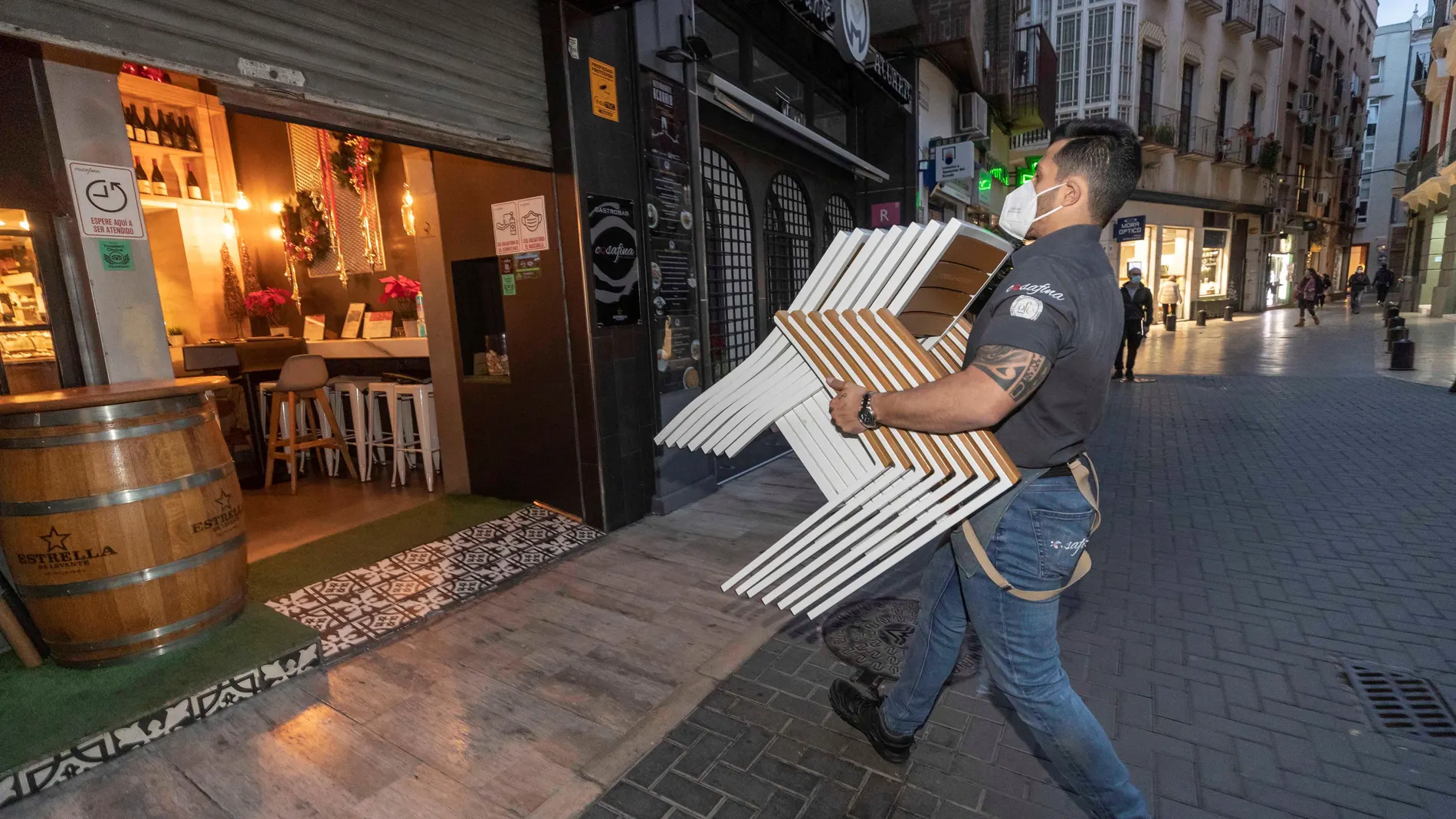 Los hosteleros murcianos tildan de “infantil” la gestión de la crisis sanitaria