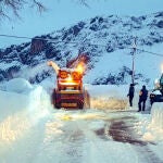 Máquina quitanieves trabajando en Soto de Sajambre (León), municipio que quedó aislado por una serie de aludes en la carretera de acceso y sin suministro eléctrico