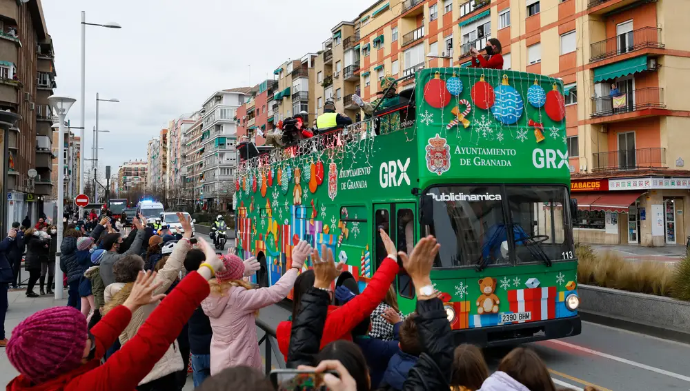 Los Reyes Magos han recorrido las calles de Granada en autobús descapotable