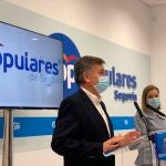 Francisco Vázquez durante la rueda de prensa, acompañado por la procuradora María Ángeles García