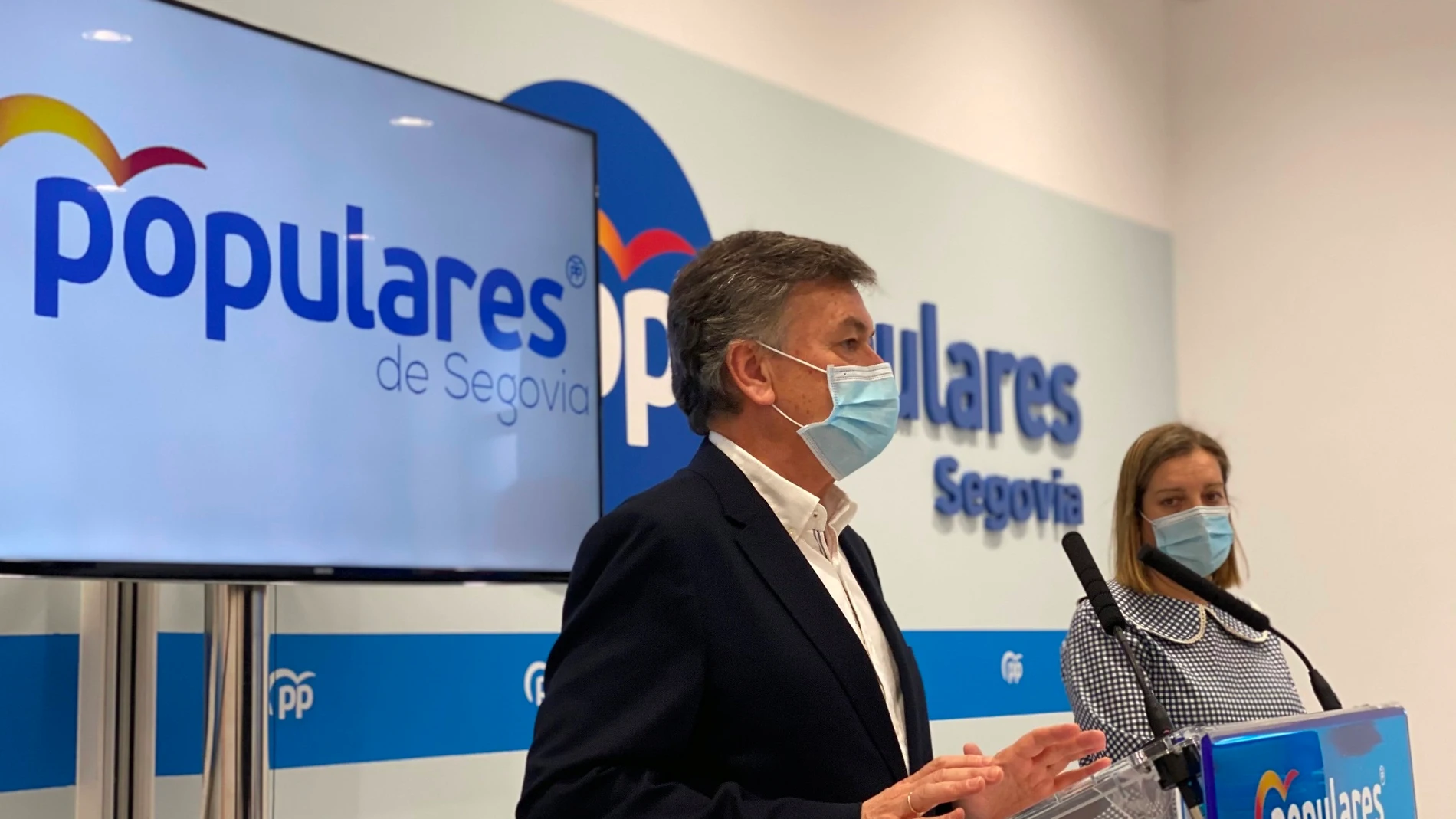 Francisco Vázquez durante la rueda de prensa, acompañado por la procuradora María Ángeles García