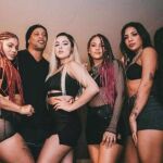 Ronaldinho rodeado de mujeres en su proyecto Tropa do Bruxo