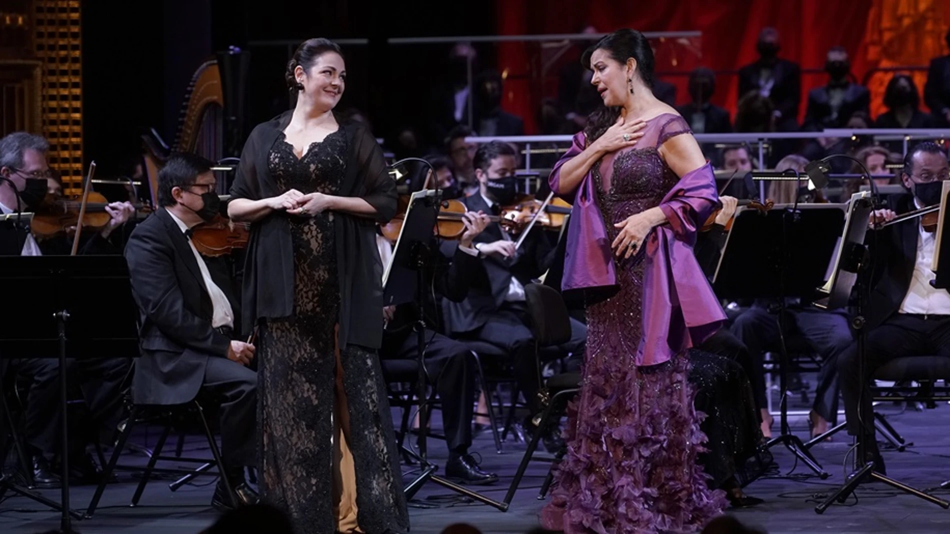 Las cantantes Yolanda Auyanet y Nancy Fabiola Herrera en el Concierto de Navidad del Teatro de la Zarzuela