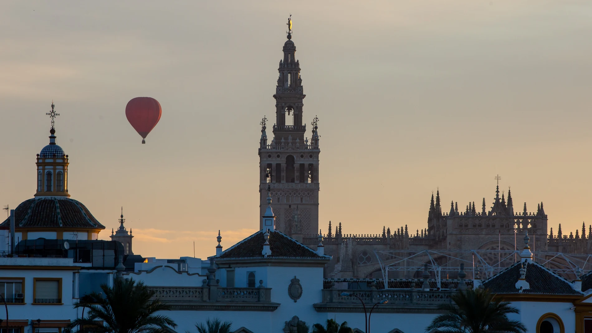 Sus Majestades los Reyes Magos de Oriente pasean en globo por los cielos de Sevilla