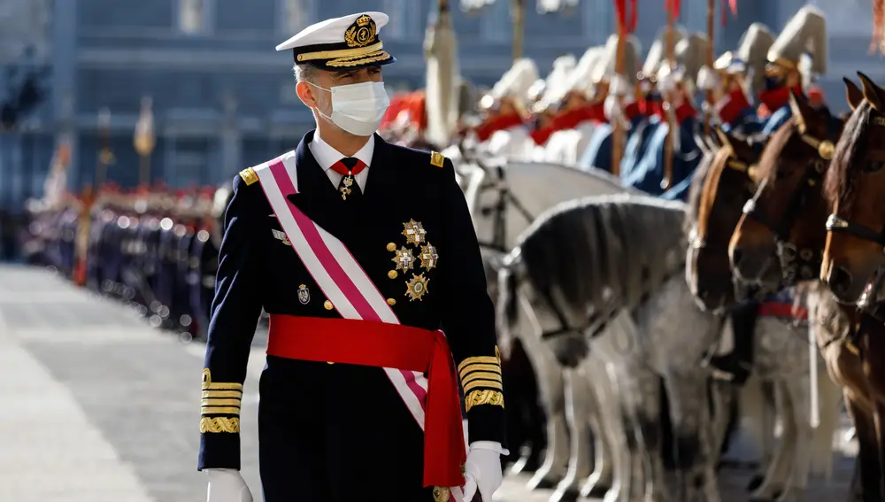 El Rey Felipe VI pasa revista a las tropas en la Pascua Militar de 2021, en el Palacio Real, en Madrid (España) a 6 de enero de 2021.06 ENERO 2021;PASCUA MILITAR;REY;FELIPE VI;MONARQUÍA;EJÉRCITO;FUERZAS ARMADASPOOL. Dani Duch / La Vanguardia06/01/2021