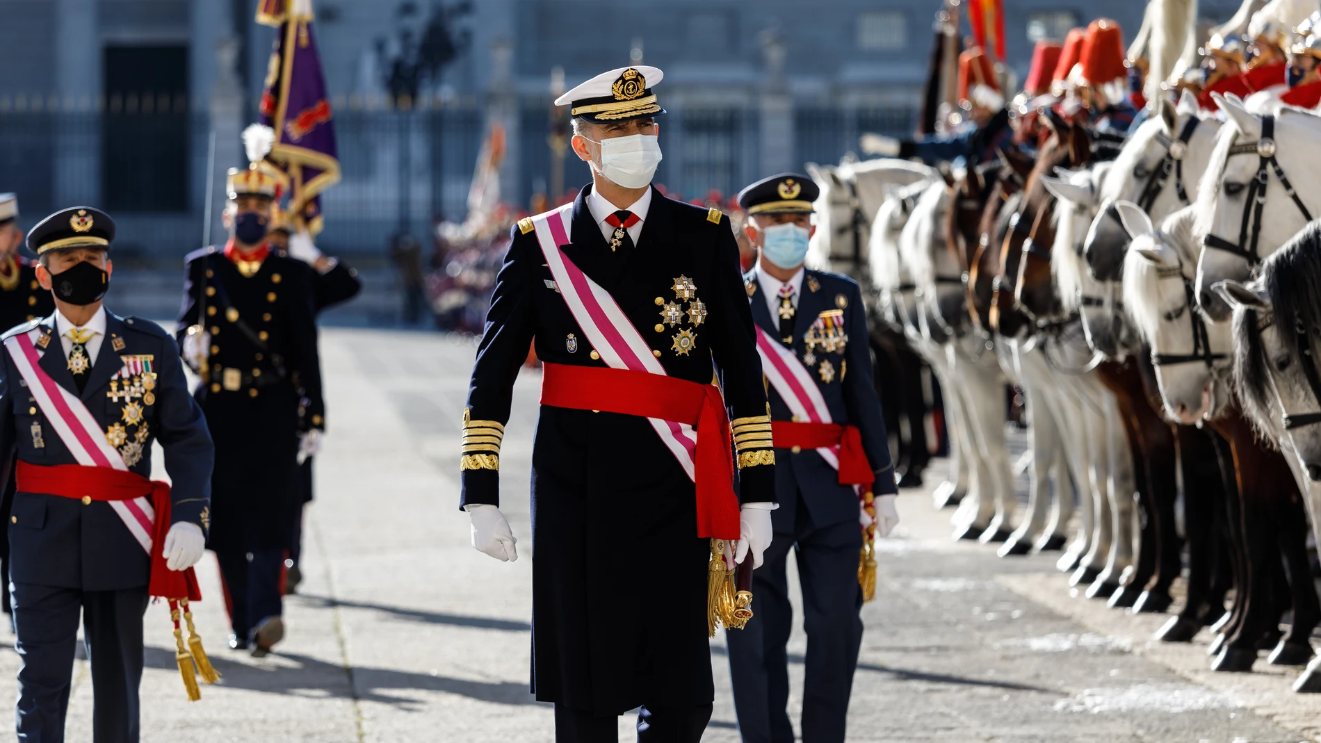 El Rey Felipe VI pasa revista a las tropas en la Pascua Militar de 2021, en el Palacio Real, en Madrid (España) a 6 de enero de 2021.