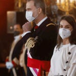 Para el acto celebrado en en la plaza de la Armería del Palacio Real de Madrid, Doña Letizia ha apostado por un “look” sobrio y discreto, apostando por una falda larga combinada con una capa en el mismo tono y zapatos de tacón con tiras cruzadas en el empeine. Un “total black” outfit, en señal de respeto por los miles de víctimas de la pandemia.