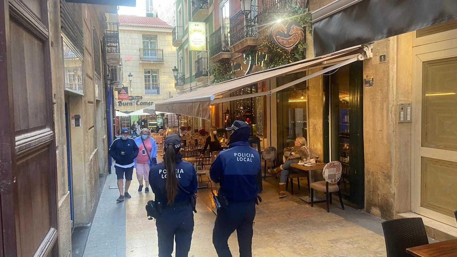 La Policía Local de Alicante ha desplegado esta noche un dispositivo especial por la celebración de los Reyes Magos