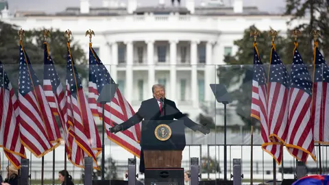 El presidente Trump, subido en un atril, se dirige a la audiencia