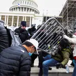 Miembros de seguridad impiden que los manifestantes entren en el Capitolio