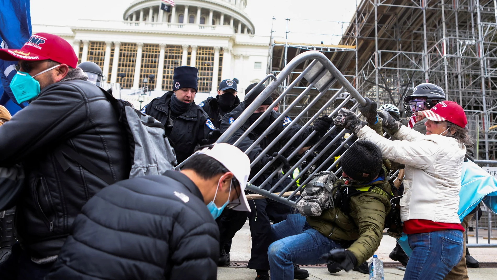 Miembros de seguridad impiden que los manifestantes entren en el Capitolio