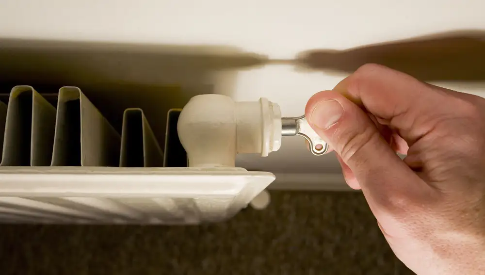 Cómo colocar una lámina refractante entre el radiador y la pared? -  Bricomanía 