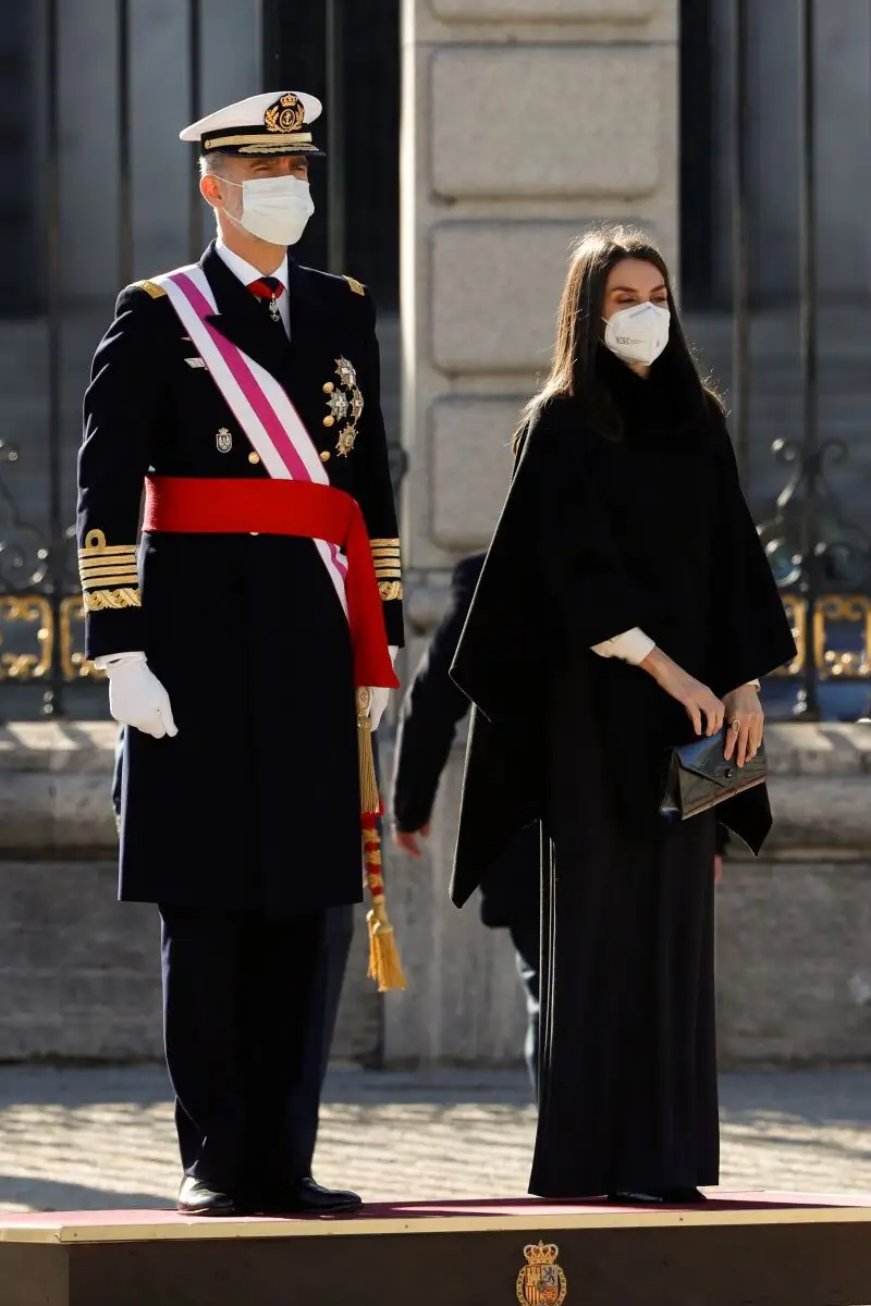 MADRID, 06/01/2021.- El rey Felipe VI (i) y la reina Letizia (d) durante la ceremonia de la Pascua Militar celebrada, este miércoles, en el Palacio Real en Madrid. Felipe VI, junto con la reina Letizia, reaparece en la ceremonia de la Pascua Militar, donde le va a acompañar el presidente del Gobierno, Pedro Sánchez, y la ministra de Defensa, Margarita Robles, y la cúpula militar. EFE/ J.j. Guillen