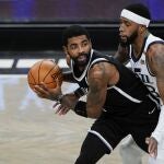 Kyrie Irving (Izq.)