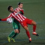 Joao Félix recibe una falta en el Municipal de Cornellà
