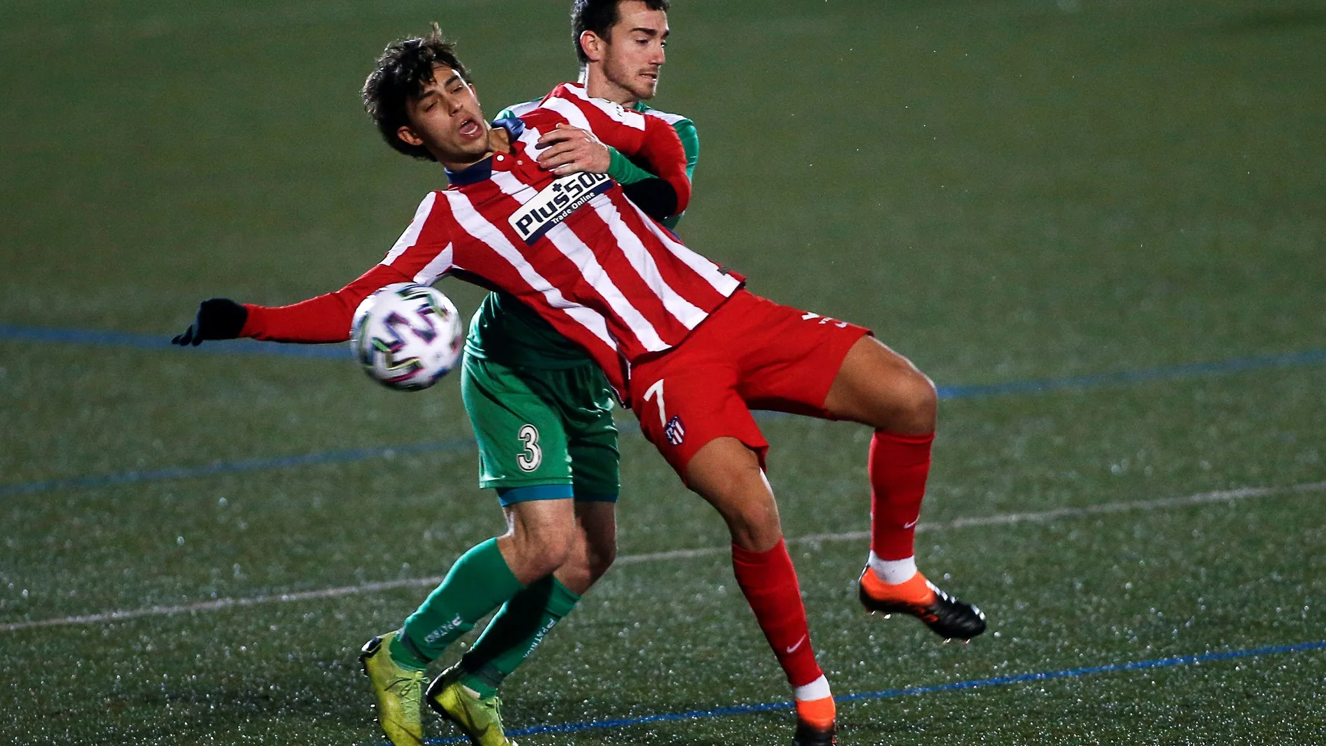 Joao Félix recibe una falta en el Municipal de Cornellà