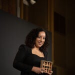La escritora Najat el Hachmi con el Premio Nadal