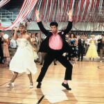 John Travolta y Olivia Newton-John, en la escena del baile escolar de "Grease"