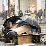Personas sin hogar en plena calle durante un temporal