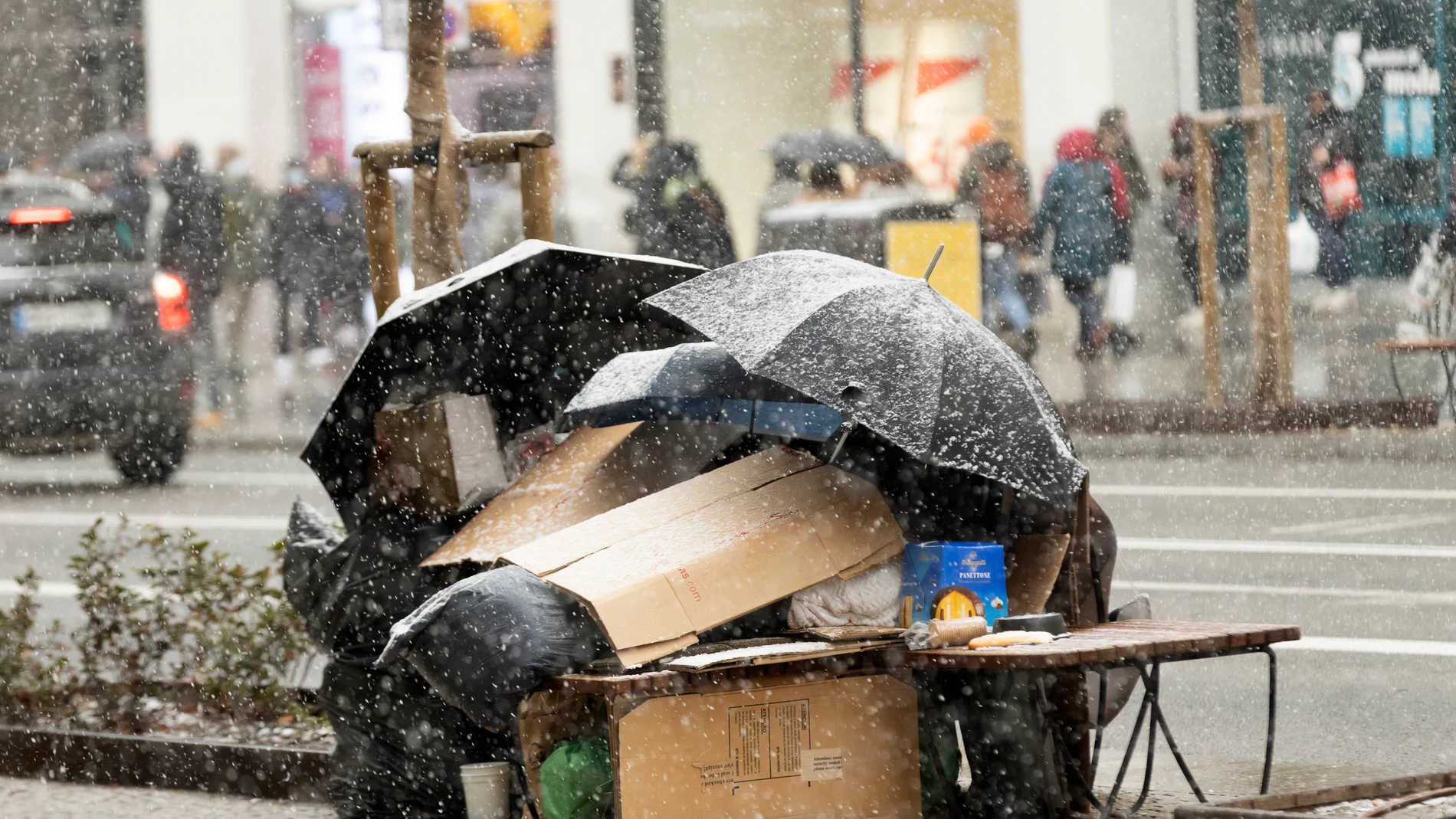 Personas sin hogar en plena calle durante un temporal
