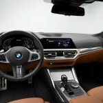 El interior de un BMW Serie 4 con el controlador iDrive junto a la palanca de cambios.
