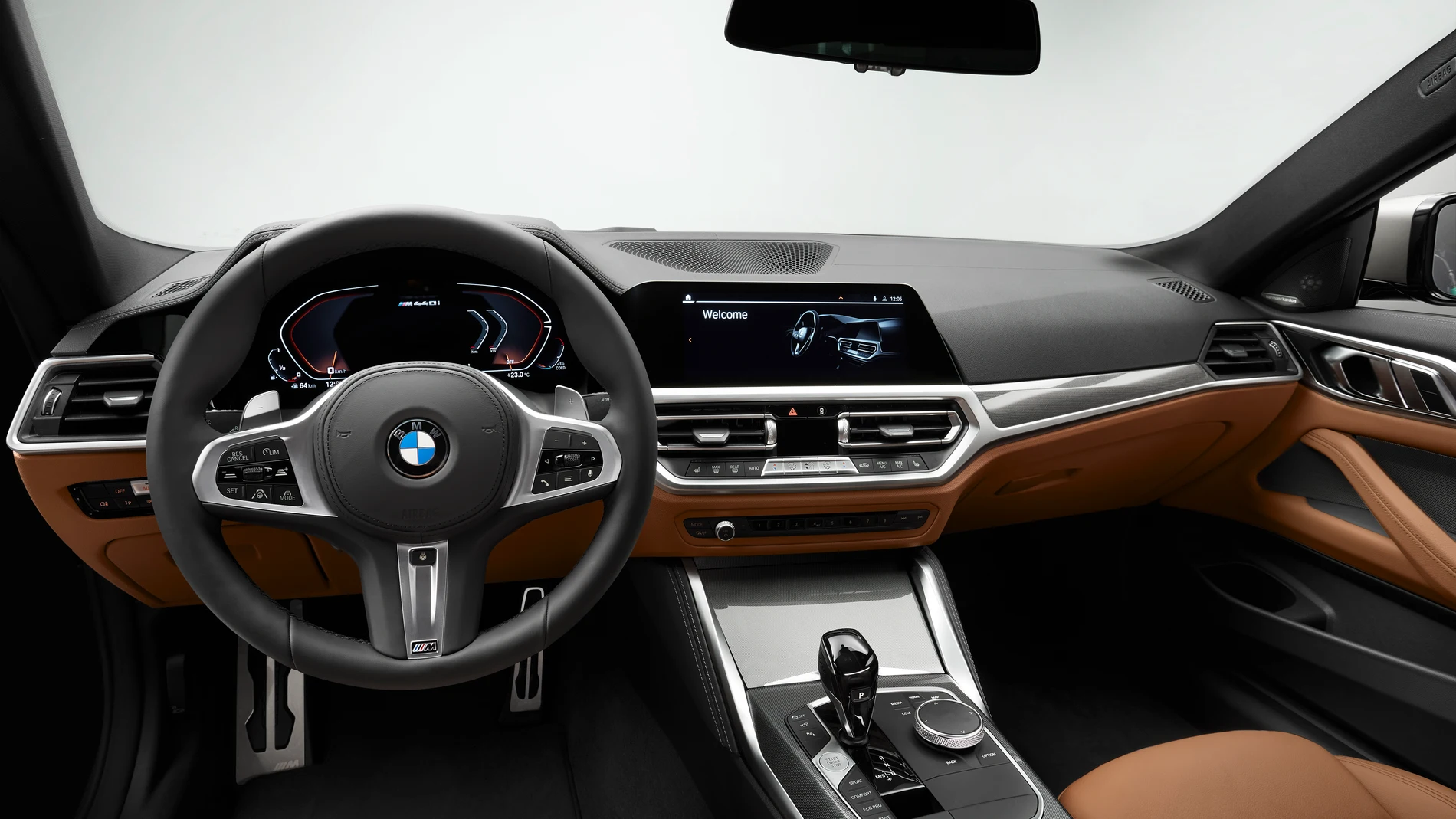 El interior de un BMW Serie 4 con el controlador iDrive junto a la palanca de cambios.