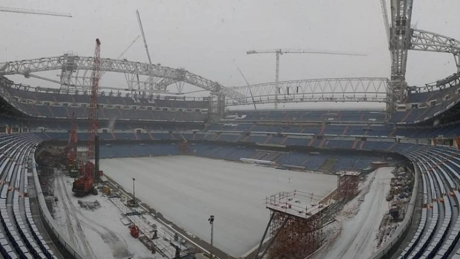 Una de las imágenes del Santiago Bernabéu nevado