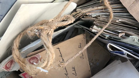 La trabajadora especializada en cuestiones de medio ambiente subió a su perfil de Twitter esta imagen de las cartas encontradas en la caja