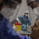 Una sanitaria prepara una dosis de la vacuna de Pfizer en Estella (Pamplona) para ser administrada