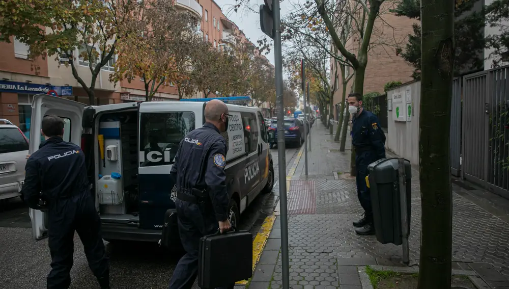 Llegada de la Policía Científica al Centro de personas mayores Adorea DomusVi de Sevilla en la calle Baltasar Gracián