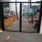Un total de 37 ayuntamientos han comunicado a la Conselleria de Educación, hasta las 11:00 horas, la suspensión de las clases en todos los centros educativos de sus municipios para este jueves a consecuencia de la alerta naranja por nevadas declarada ante la llegada de la borrasca Filomena. En la imagen, el colegio El Barranquet, de Onil, cerrado ante la situación de alarma naranja
