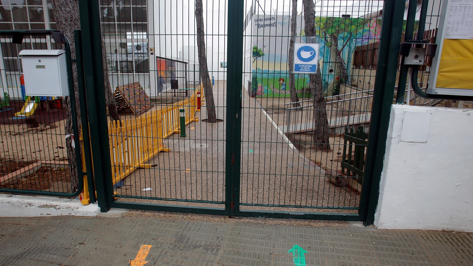 Un total de 37 ayuntamientos han comunicado a la Conselleria de Educación, hasta las 11:00 horas, la suspensión de las clases en todos los centros educativos de sus municipios para este jueves a consecuencia de la alerta naranja por nevadas declarada ante la llegada de la borrasca Filomena. En la imagen, el colegio El Barranquet, de Onil, cerrado ante la situación de alarma naranja