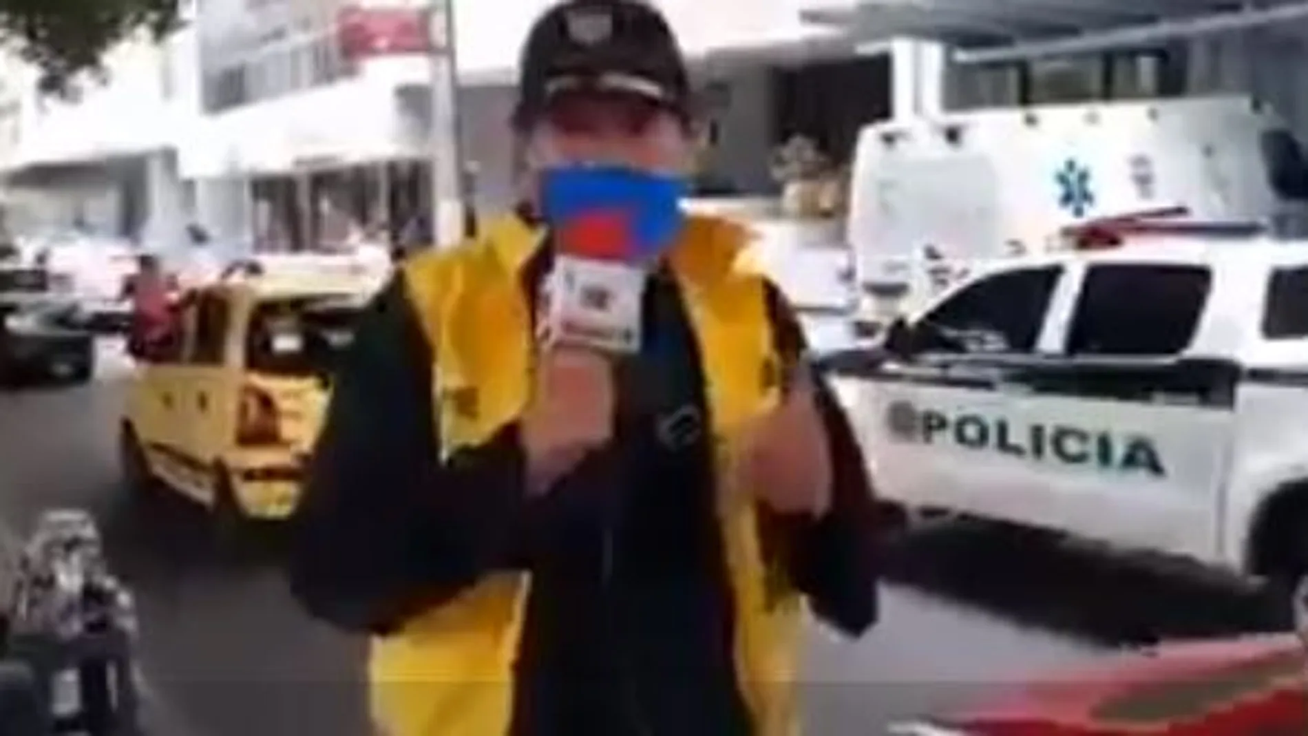 El reportero se entera del fallecimiento de su esposa en plena restransmisión