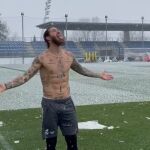 Una imagen del vídeo de Ramos, en el que tuvo tiempo para bromear: "Me encanta el verano", dijo bajo la nieve