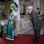 El alcalde de València, Joan Ribó, saluda a uno de los Reyes Magos a su llegada el martes al Ayuntamiento de Valencia.