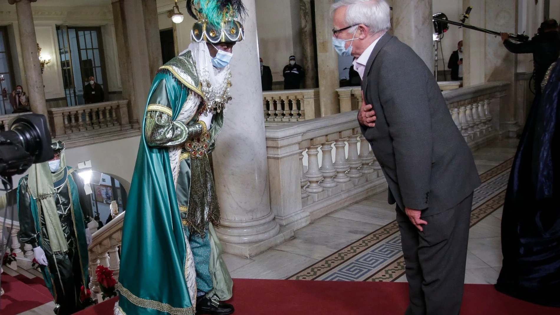 El alcalde de València, Joan Ribó, saluda a uno de los Reyes Magos a su llegada el martes al Ayuntamiento de Valencia.