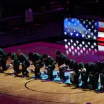 Los jugadores de Boston Celtics arrodillados durante el himno de Estados Unidos.